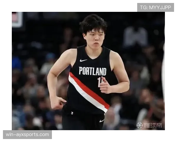 杨瀚森一到家就换成拖鞋，场上还那么飒，差距也忒大了点吧？